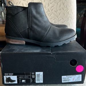 Black suede Sorel Chelsea boots!